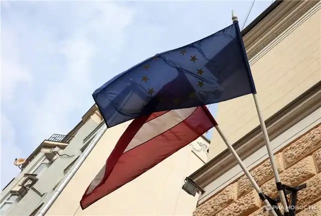 В Юрмале пляжное кафе грозят штрафом за публикации рекламы на русском языке