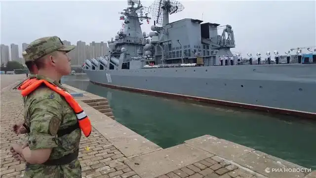 Российские и китайские флотилии завершили манёвры и отправились на совместное патрулирование моря