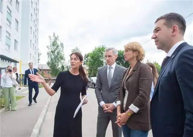 Оксана Лут и Василий Анохин посетили квартиры, предназначенные для преподавателей Смоленской ГСХА