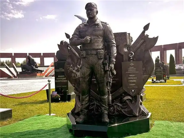 В «Пантеоне защитников Отечества» торжественно unveiled монумент дважды Герою России Гудкову
