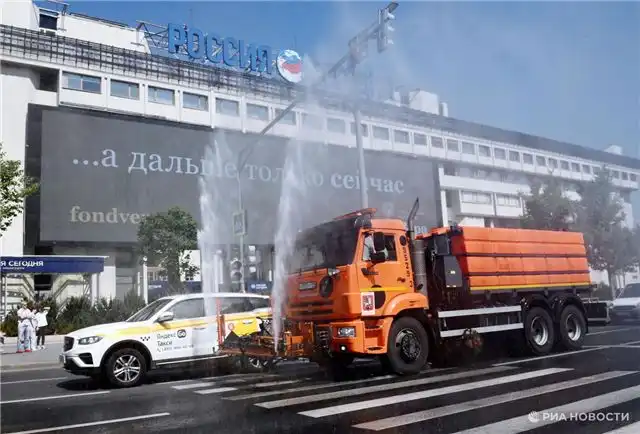 Дептранс Москвы предупредил о недопустимости оставлять детей в раскаленном автомобиле