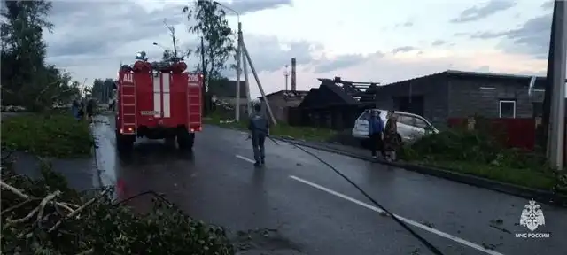 Единороссы-волонтеры помогают пострадавшим от урагана на Урале