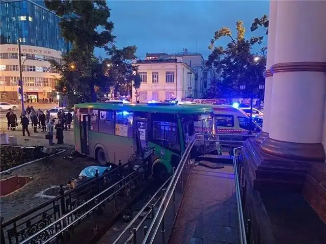 В автобусе, попавшем в ДТП в Екатеринбурге, находились 11 пассажиров