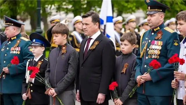 Губернатор Подмосковья Воробьев почтил память у Могилы Неизвестного Солдата возложением цветов