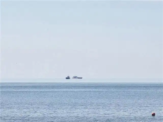 Невероятное зрелище на Балтике у Калининграда — корабли будто парят в воздухе благодаря фата-моргане