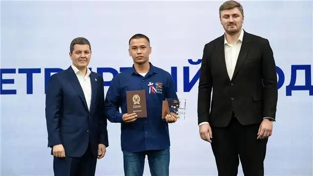 Губернатор Артюхов лично наградил дипломами 30 выпускников программы «Герои Ямала»