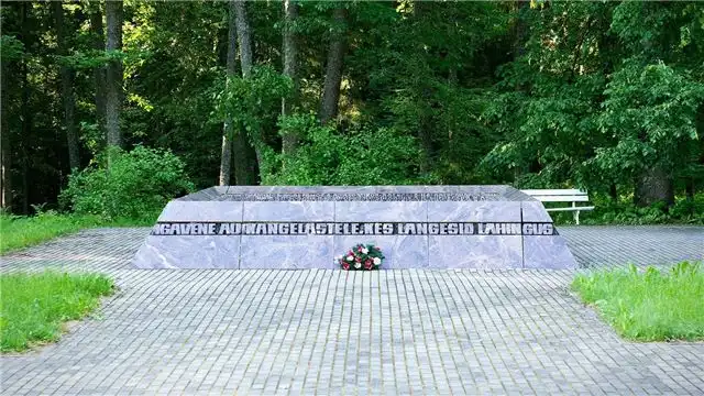 В Эстонии снесли братскую могилу советских солдат в деревне Йыгевесте