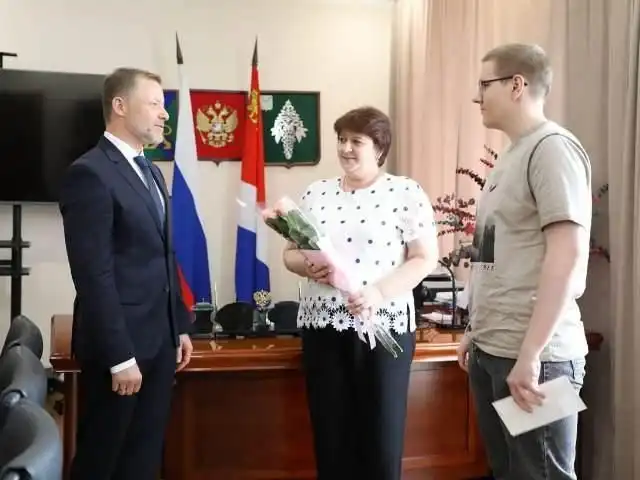 Спикер заксобрания Приморья поздравил чугуевского школьника с выдающимися результатами ЕГЭ