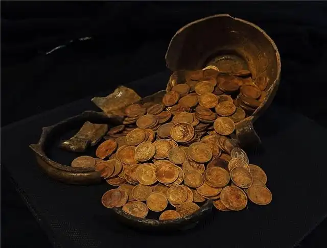 Археологи РАН раскрыли клад из 409 золотых монет в Торжке