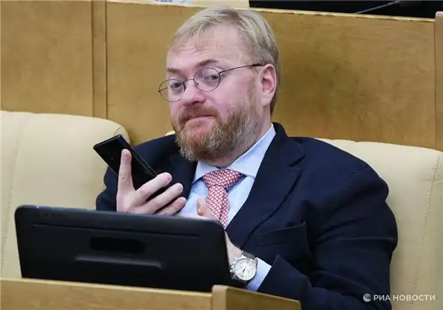 Васильев считает, что Милонов, атакуя Плющенко, таким образом пытается привлечь к себе внимание