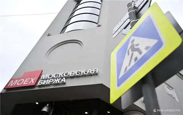 Российский фондовый рынок падает, индекс Мосбиржи держится около 2000 пунктов