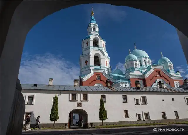 Архитектурная подсветка преображает подворье Валаамского монастыря в Москве